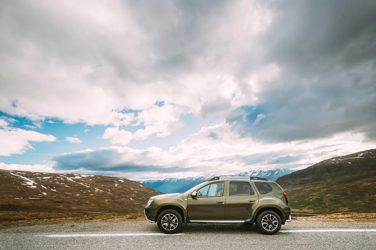 aurlandsfjellet-norway-car-suv-parked-near-aurla-2023-11-27-05-17-09-utc